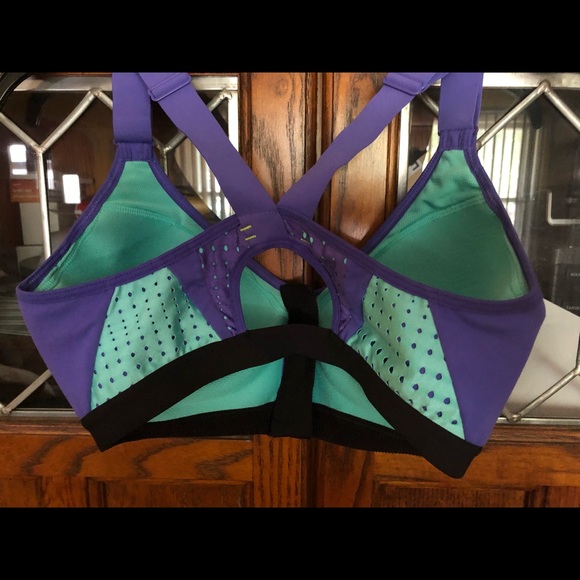Beautiful VSX sports bra size 34C - Picture 2 of 4